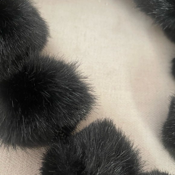 this is a woman’s scarf consisting of 25 fur like pom-poms. It’s 52” long - Picture 9 of 9